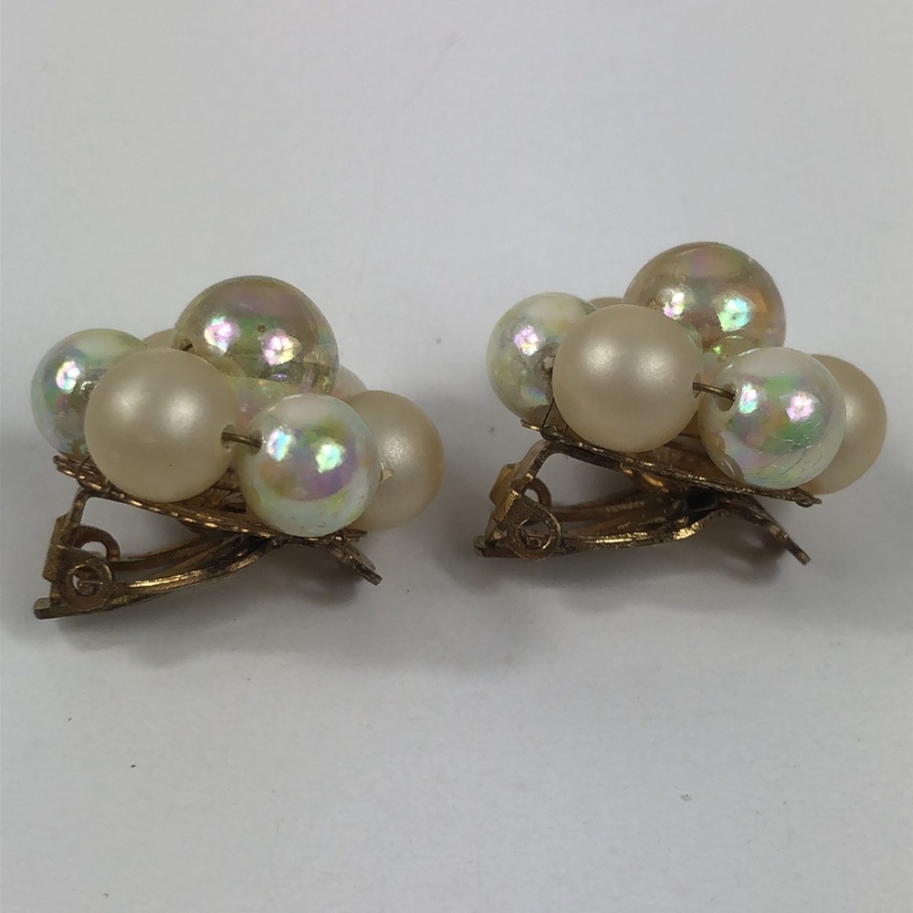 Vintage Clip On Earrings Women’s Signed Japan Cluster Faux Pearl Beads Retrp - Picture 8 of 8
